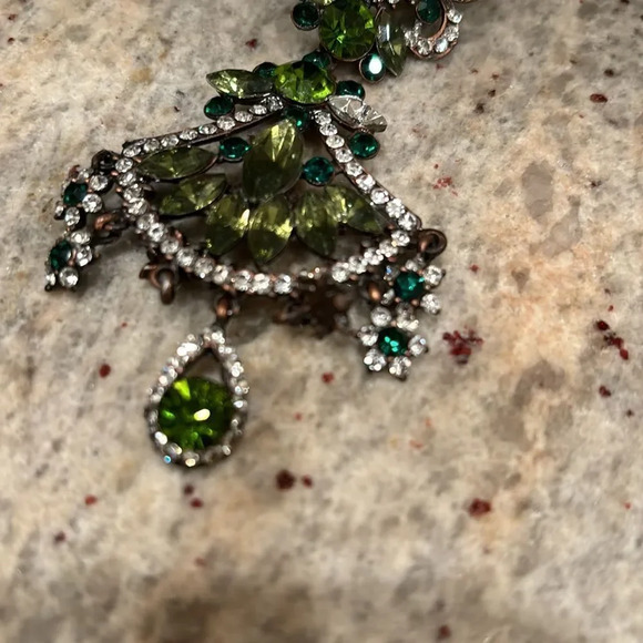 Woman's gorgeous sparkly crystal earring. It's only women earring. Faux crystals - Picture 8 of 10